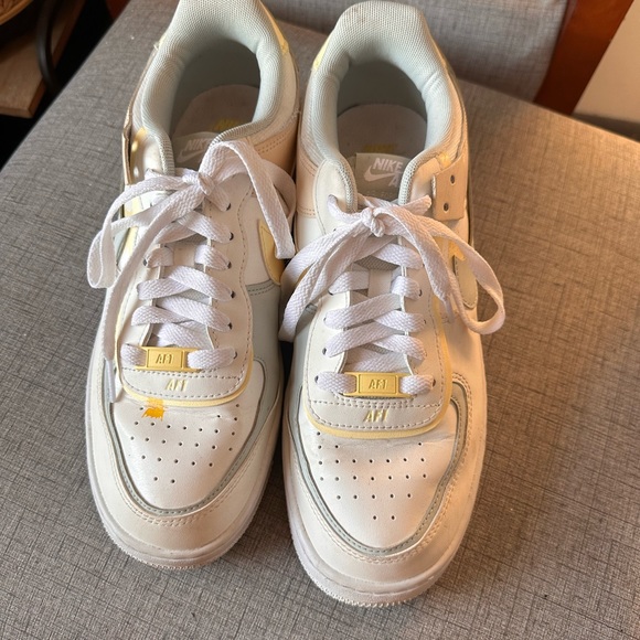 Nike Air Forces - Picture 2 of 4